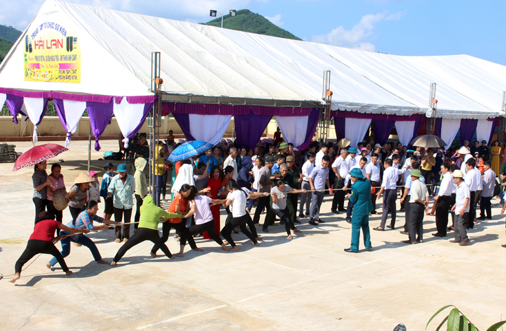 Hội thi kéo co của 4 khu dân cư trong xã Thanh Thạch hưởng ứng ngày vui đại đoàn kết.