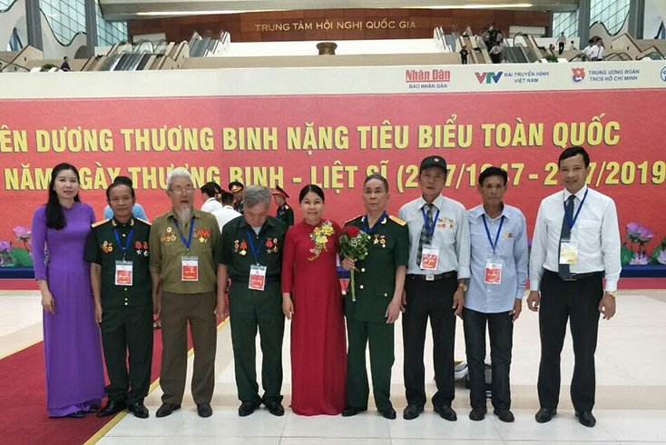 CCB Dương Văn Việt (thứ 2 bên tay phải) nhân dịp gặp mặt tuyên dương thương binh nặng tiêu biểu toàn quốc năm 2019. 