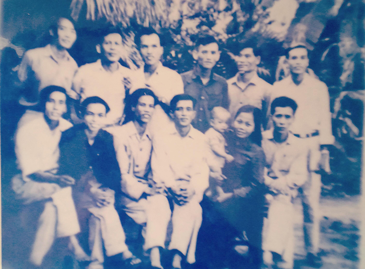 Thầy giáo Đặng Phàn (ngồi thứ 4 từ trái sang) và Hội đồng Trường cấp 3 Tuyên Hóa năm 1966 (ảnh tư liệu). 