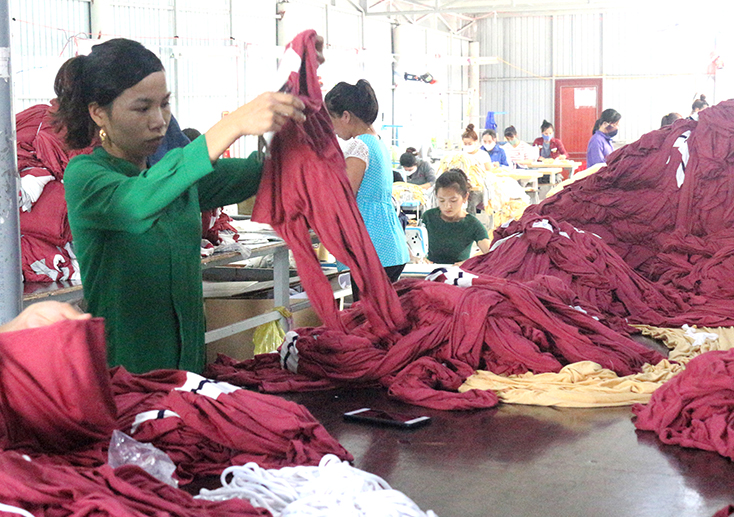 Giải quyết việc làm cho lao động nông thôn góp phần giảm nghèo bền vững ở huyện Quảng Ninh. 