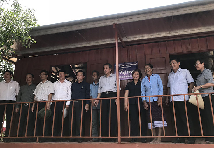 Các đồng chí lãnh đạo tỉnh bàn giao nhà ở (được xây dựng từ nguồn Quỹ Cứu trợ của Ủy ban MTTQVN tỉnh) cho ĐBDTTS xã Dân Hóa, huyện Minh Hóa. 