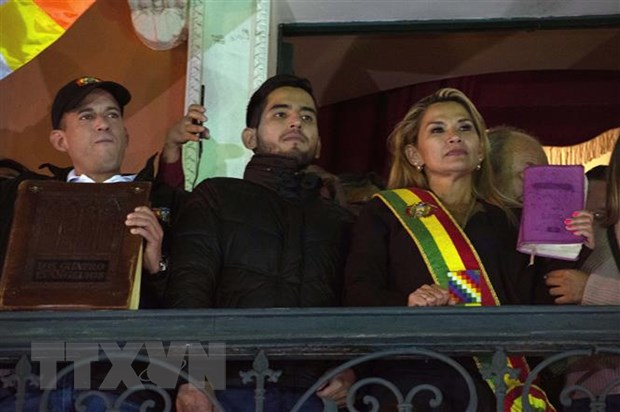 Tổng thống tạm quyền Bolivia Jeanine Anez (phải, phía trước) sau khi tuyên thệ nhậm chức tại Quốc hội ở La Paz ngày 12/11/2019. (Ảnh: THX/TTXVN)