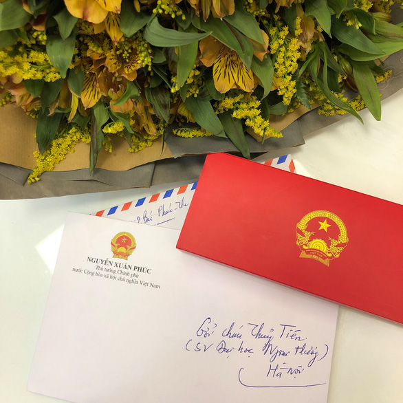 Thư và hoa của Thủ tướng Nguyễn Xuân Phúc gửi nữ sinh Đặng Trần Thủy Tiên - Ảnh: FBNV