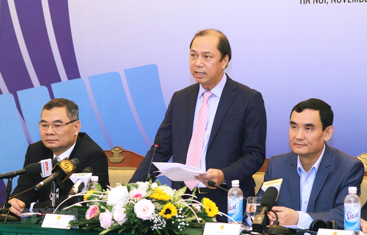  Thứ trưởng Bộ Ngoại giao Nguyễn Quốc Dũng, Tổng thư ký Ủy ban Quốc gia ASEAN 2020 chủ trì họp báo. (Ảnh: Lâm Khánh/TTXVN)