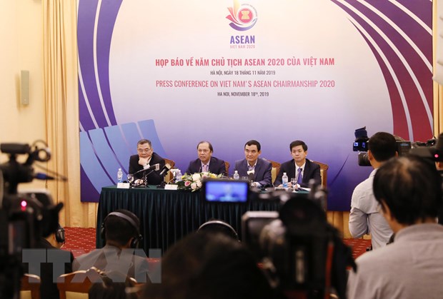 Thứ trưởng Bộ Ngoại giao Nguyễn Quốc Dũng, Tổng thư ký Ủy ban Quốc gia ASEAN 2020 và đại diện các Tiểu ban tham dự họp báo. (Ảnh: Lâm Khánh/TTXVN)