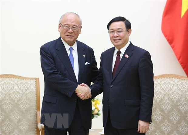 Phó Thủ tướng Vương Đình Huệ tiếp ông Takebe Tsutomu. (Ảnh: Dương Giang/TTXVN)