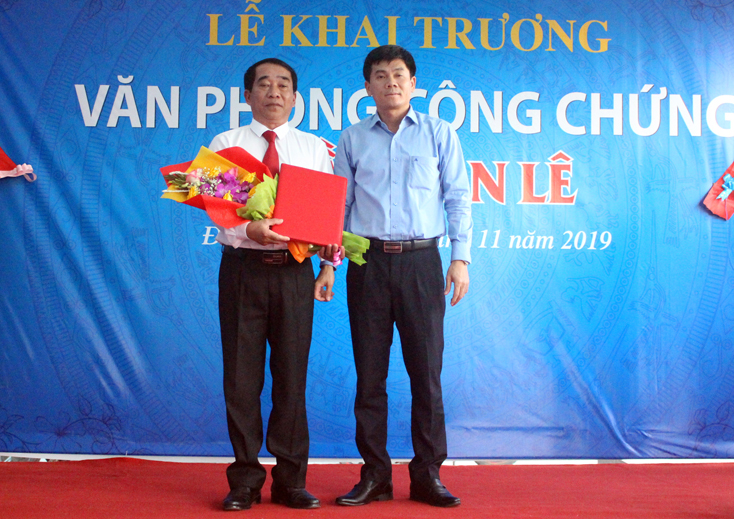 Đồng chí Trần Chí Tiến, Giám đốc sở Tư pháp trao giấy phép hoạt động cho Văn phòng công chứng Trần Văn Lê