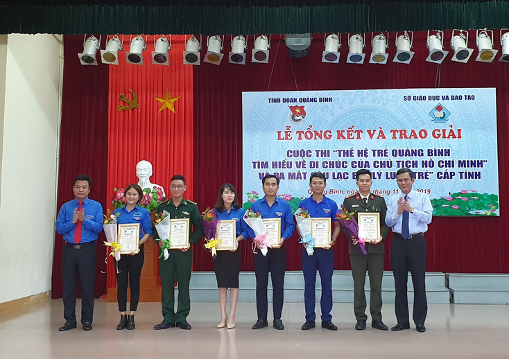 Ban tổ chức trao giải cho các tập thể có thành tích xuất sắc trong cuộc thi “Thế hệ trẻ Quảng Bình tìm hiểu về Di chúc Chủ tịch Hồ Chí Minh”