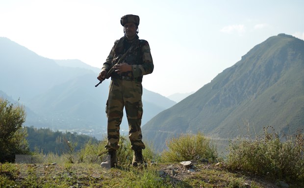 Binh sỹ Ấn Độ gác gần khu vực Ranh giới kiểm soát (LOC) giữa Ấn Độ và Pakistan. (Nguồn: AFP/TTXVN)