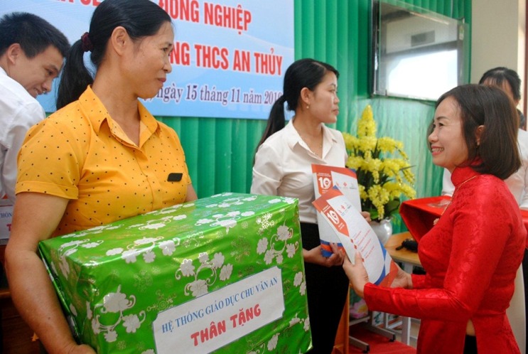 Trao tặng những món quà ý nghĩa cho 2 cô giáo có hoàn cảnh khó khăn trường THCS An Thủy.