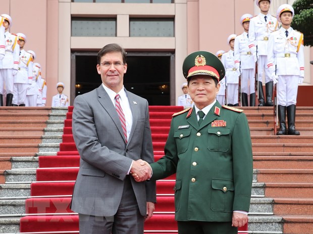 Đại tướng Ngô Xuân Lịch, Bộ trưởng Bộ Quốc phòng và Bộ trưởng Quốc phòng Hoa Kỳ Mark Esper chụp ảnh chung. (Ảnh: Dương Giang/TTXVN)