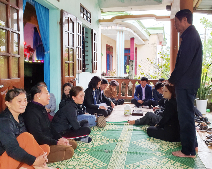  Bí thư chi bộ thôn Thanh Xuân (nơi có 4 nạn nhân) đến thăm hỏi các gia đình trong thôn có người thân gặp nạn.