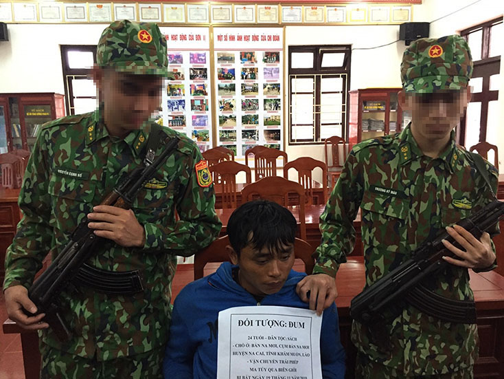 Cán bộ, chiến sỹ Đồn Biên phòng Ra Mai bắt giữ đối tượng Đum, bản Na Mơi, huyện Ca Nai, tỉnh Khăm Muộn (Lào)