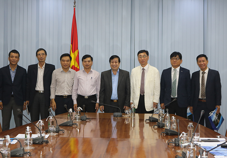 đồng chí Nguyễn Xuân Quang, Ủy viên Ban Thường vụ Tỉnh ủy, Phó Chủ tịch Thường trực UBND chủ trì buổi làm việc với Công ty 