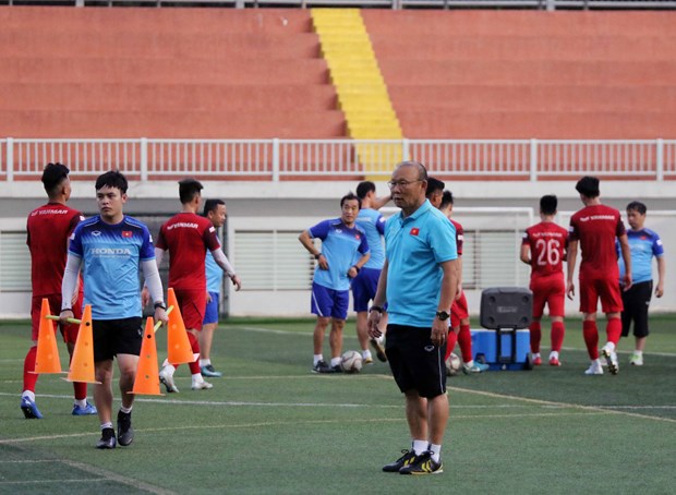HLV Park Hang-seo theo dõi học trò tập luyện. (Nguồn: VFF)