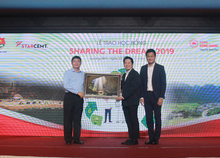 Đồng chí Trần Tiến Dũng, Tỉnh ủy viên, Phó Chủ tịch UBND tỉnh tặng quà lưu niệm cho Công ty TNHH SCG Việt Nam