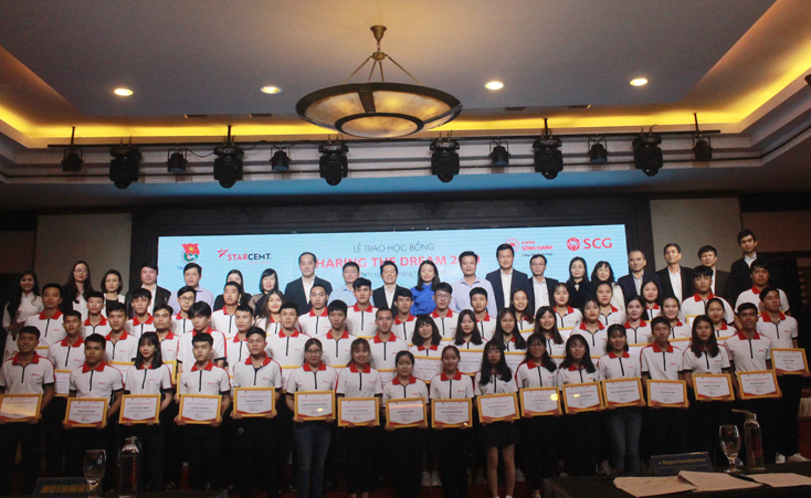 Các đồng chí lãnh đạo tỉnh và đại diện Công ty TNHH SCG Việt Nam trao học bổng, chụp ảnh lưu niệm với các em sinh viên