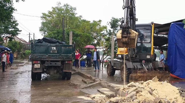 Lực lượng chức năng đang tiến hành cưỡng chế tháo dỡ công trình vi phạm tại thôn Phú Ninh. 