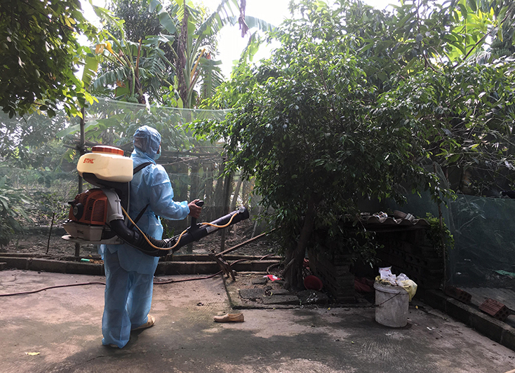 Cán bộ y tế phun hóa chất, xử lý môi trường nhằm hạn chế sự phát triển của muỗi. 