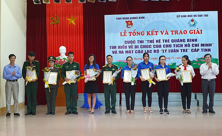 Lãnh đạo Báo Quảng Bình và Đài Phát thanh-Truyền hình Quảng Bình trao giải cho các cá nhân xuất sắc tại cuộc thi. 