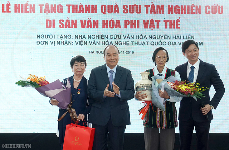 Thủ tướng biểu dương và đánh giá cao những tâm huyết, đóng góp to lớn của nhà nghiên cứu Nguyễn Hải Liên cho sự nghiệp làm giàu kho tàng văn hóa các dân tộc Việt Nam. Ảnh VGP/Quang Hiếu
