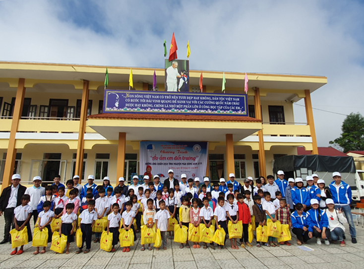 Hội LHTN Việt Nam và Câu lạc bộ khởi nghiệp huyện Lệ Thủy trao quà cho học sinh xã Kim Thủy