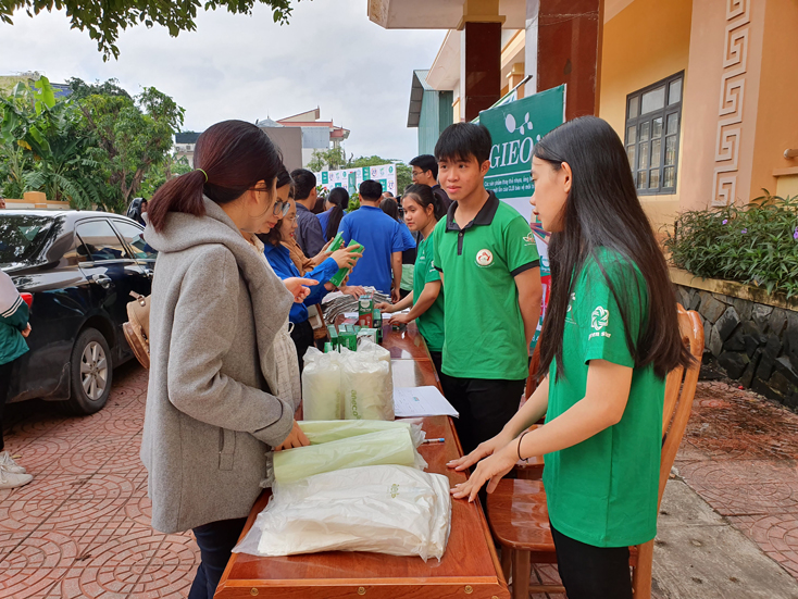 Các đại biểu tham gia gian hàng sản phẩm thân thiện với môi trường