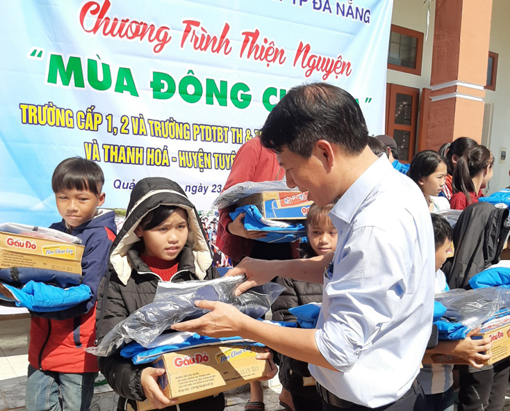Anh Vương Kim Thành, Chủ tịch Hội Chữ thập đỏ Trường đại học Quảng Bình trao quà cho học sinh Trường phổ phông dân tộc bán trú tiểu học và THCS Lâm Hóa.