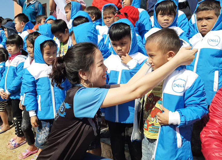 Các em học sinh vùng khó 2 xã Lâm Hóa và Thanh Hóa, huyện Tuyên Hóa nhận quà của Chương trình thiện nguyện “Mùa đông cho em”.  
