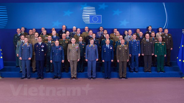 Thượng tướng Nguyễn Chí Vịnh chụp hình lưu niệm với các Tư lệnh Quốc phòng Liên minh châu Âu. (Ảnh: Đức Hùng/Vietnam+)