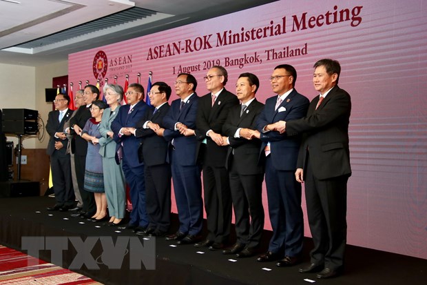 Các Bộ trưởng Ngoại giao ASEAN-Hàn Quốc chụp ảnh chung. (Ảnh: Ngọc Quang/TTXVN)