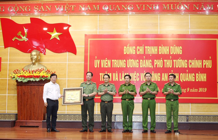 Phó Thủ tướng Chính phủ Trịnh Đình Dũng thăm và làm việc với Công an Quảng Bình.