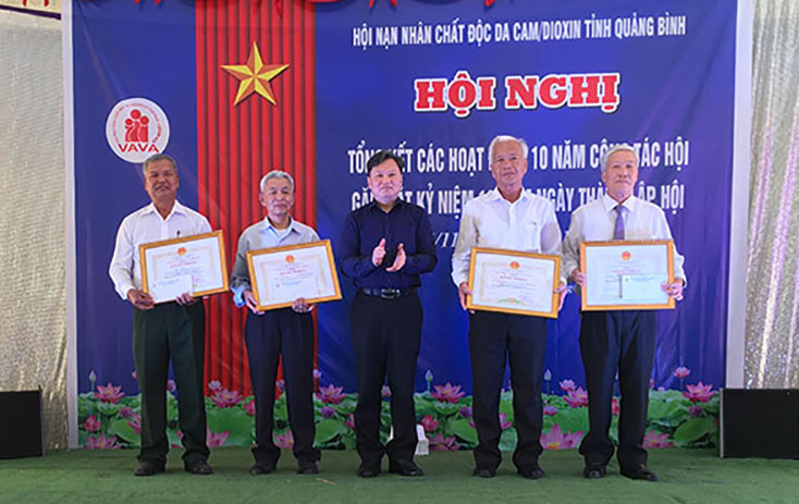 Đồng chí Nguyễn Tiến Hoàng, Phó Chủ tịch UBND tỉnh trao bằng khen của Chủ tịch UBND tỉnh cho các tập thể và cá nhân.