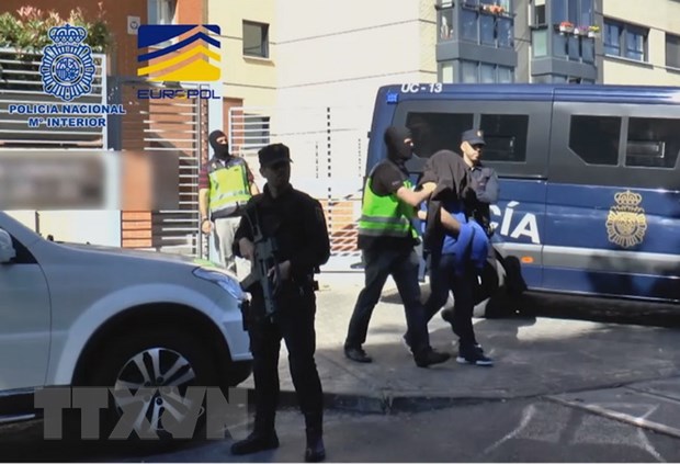 Cảnh sát bắt giữ các phần tử tình nghi khủng bố. (Ảnh: AFP/TTXVN)