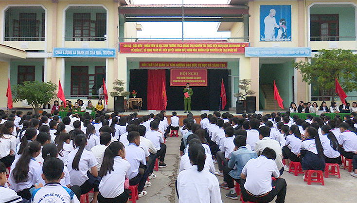 Công an thị xã Ba Đồn tổ chức hội nghị tuyên truyền phòng ngừa các hành vi vi phạm pháp luật về pháo nổ tại Trường THCS Quảng Thọ.