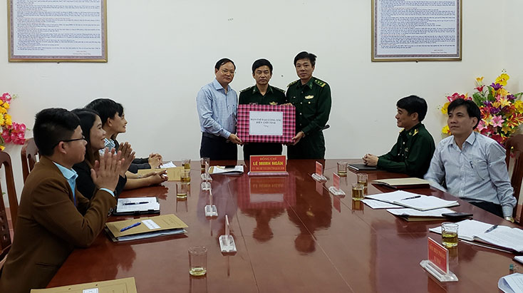 Đồng chí Lê Minh Ngân, Phó Chủ tịch UBND tỉnh tặng quà cho cán bộ, chiến sỹ Đồn Biên phòng Ra Mai.