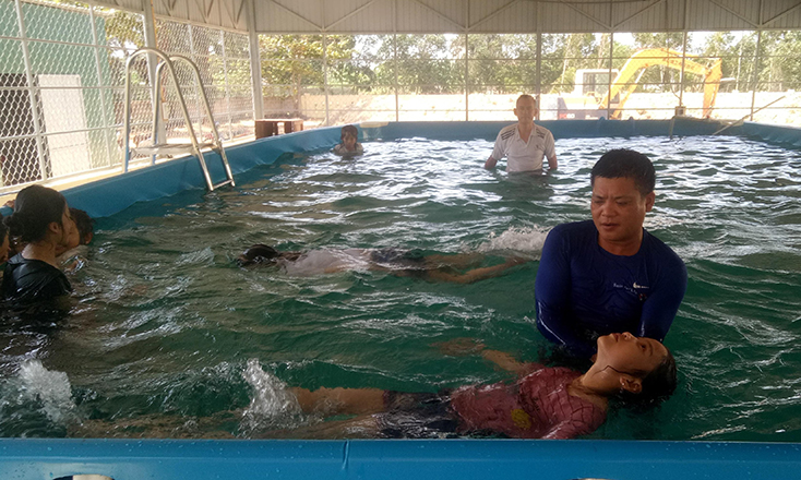Thầy giáo Dương Khánh Tùng (người mặc áo xanh) hướng dẫn học sinh học bơi tại Trường THCS An Ninh. 