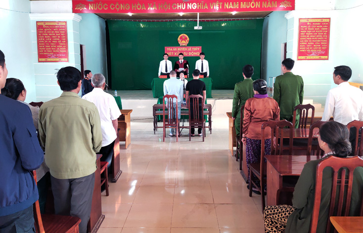 Phiên tòa xét xử lưu động tại xã Hoa Thủy (huyện Lệ Thủy).