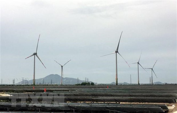 Nhiều dự án điện gió và điện Mặt Trời tại Ninh Thuận phải giảm công suất phát do quá tải đường truyền. (Ảnh: Công Thử/TTXVN)