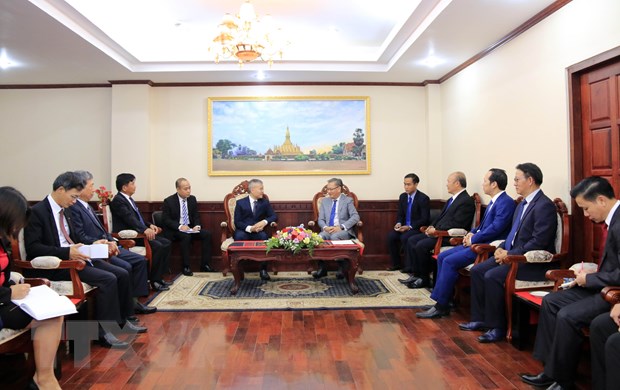 Thứ trưởng Bộ Ngoại giao Lào Thongsavanh Phomvihane tiếp Đại biện Nguyễn Thanh Tùng cùng đoàn. (Ảnh: Phạm Kiên/TTXVN)