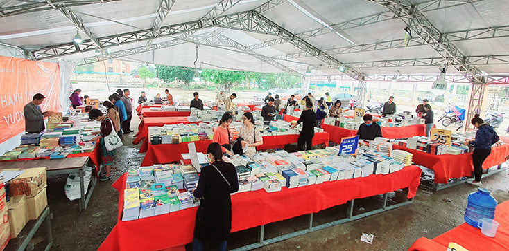  Hội sách nửa giá Quảng Bình 2019 thu hút sự quan tâm của đông đảo bạn đọc. 