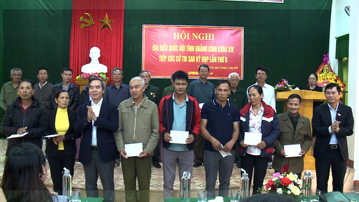 Đồng chí Nguyễn Văn Bình, Ủy viên Bộ Chính trị, Bí thư Trung ương Đảng, Trưởng ban Kinh tế Trung ương và đồng chí Nguyễn Ngọc Phương, Tỉnh ủy viên, Phó Trưởng đoàn ĐBQH tỉnh trao quà cho các cựu chiến binh.