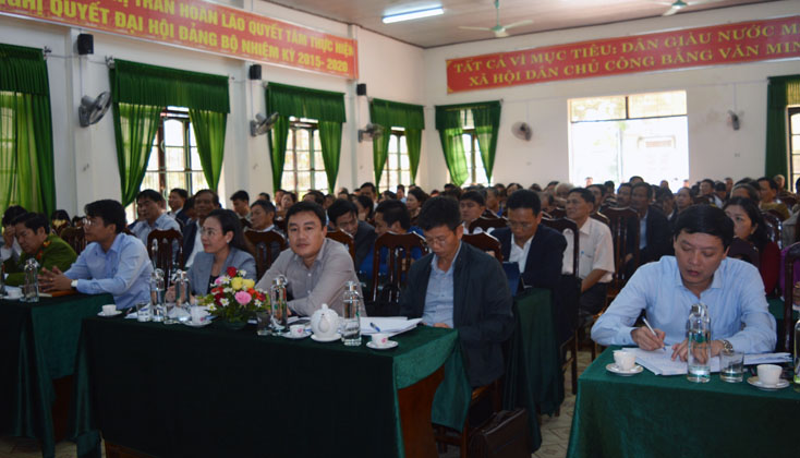  Đại diện lãnh đạo một số ban, ngành cấp tỉnh, huyện Bố Trạch và rất đông cử tri huyện Bố Trạch đến dự buổi TXCT tại thị trấn Hoàn Lão.