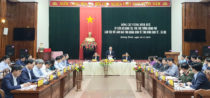 Đồng chí Vương Đình Huệ, Phó Thủ tướng Chính phủ và đoan công tác Trung ương làm việc với lãnh đạo tỉnh Quảng Bình.