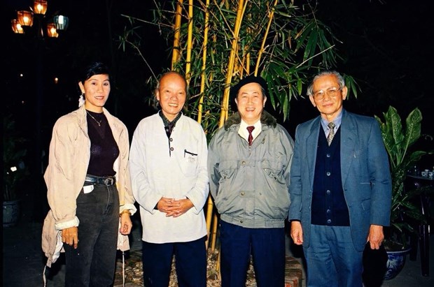 Tiến sỹ Nguyễn Thị Hậu và giáo sư Trần Quốc Vượng, giáo sư Hà Văn Tấn và giáo sư Phan Huy Lê (từ trái qua phải). (Ảnh: TS Nguyễn Thị Hậu)