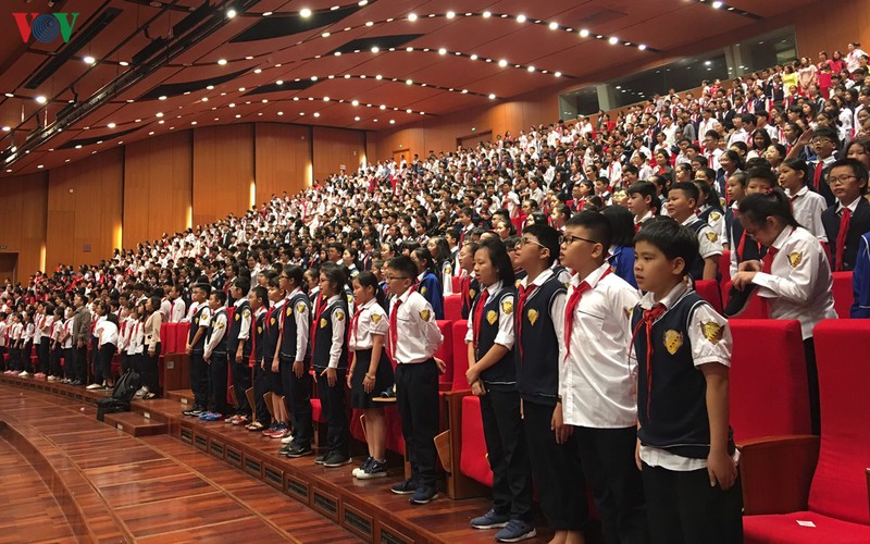  Các em học sinh của 24 quốc gia và vùng lãnh thổ tham dự IMSO 2019 làm lễ chào cờ.