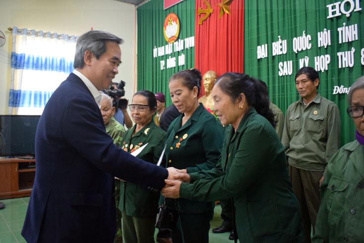 Đồng chí Nguyễn Văn Bình, Ủy viên Bộ chính trị, Bí thư Trung ương Đảng, Trưởng ban Kinh tế Trung ương trao quà cho các cựu chiến binh 