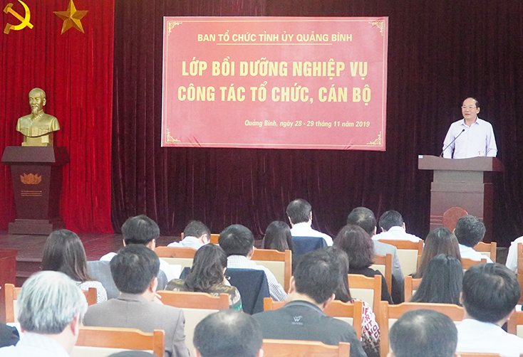 Đồng chí Trưởng ban Tổ chức Tỉnh ủy Trần Xuân Vinh phát biểu khai mạc lớp bồi dưỡng.