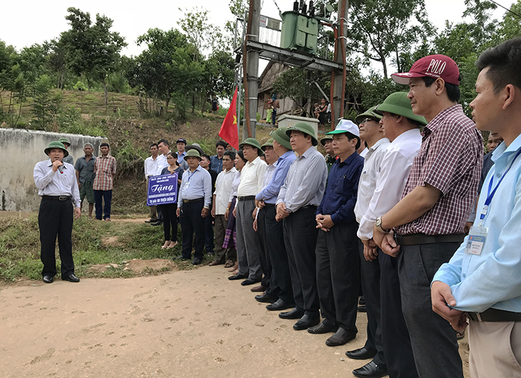 Đồng chí Bí thư Tỉnh ủy Hoàng Đăng Quang và các đồng chí lãnh đạo tỉnh dự lễ trao tặng công trình nước sạch trị giá 80 triệu đồng cho bản La Trọng 2, xã Trọng Hóa.