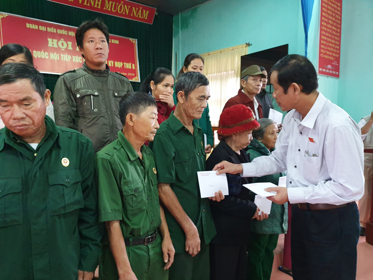 Đồng chí Trần Công Thuật, Phó Bí thư Tỉnh ủy, Chủ tịch UBND tỉnh, Trưởng đoàn ĐBQH tỉnh trao quà cho cựu chiến binh huyện Lệ Thủy có hoàn cảnh khó khăn
